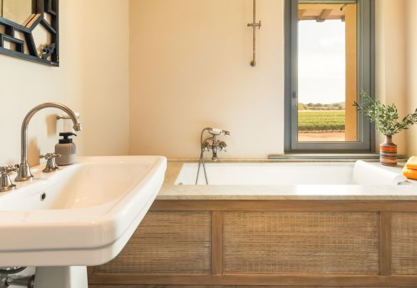 Bathroom with tub n.3 on the first floor serving bedrooms n.3 and n.4 - Casale Ansedonia