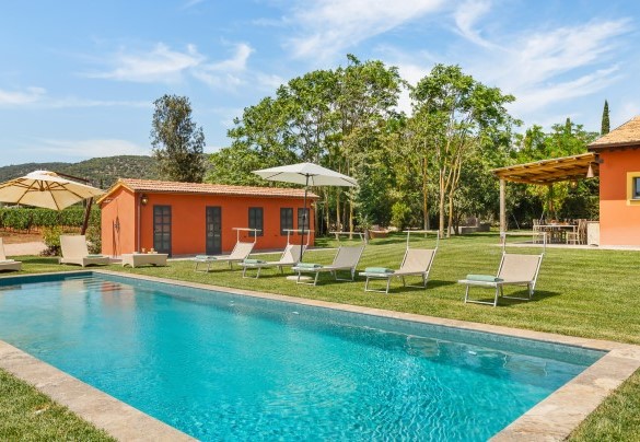 The pool is salt-sanitized, has a PVC coating and a stone edge - Casale Ansedonia