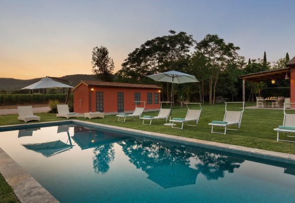 The pool in the glow of the sunset - Casale Ansedonia