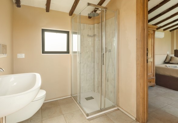 Bathroom with shower n.4 en suite to bedroom n.5, in annex - Casale Ansedonia