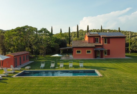 The solarium is a lawn, furnished with sunbeds, umbrellas and equipped with a hot shower - Casale Ansedonia