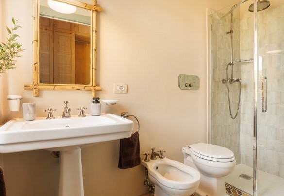 Bathroom with shower n.1 en suite to bedroom n.1, ground floor - Casale Ansedonia