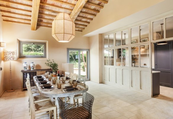 The large living room with dining area connected to the kitchen and exit to the garden - Casale Ansedonia
