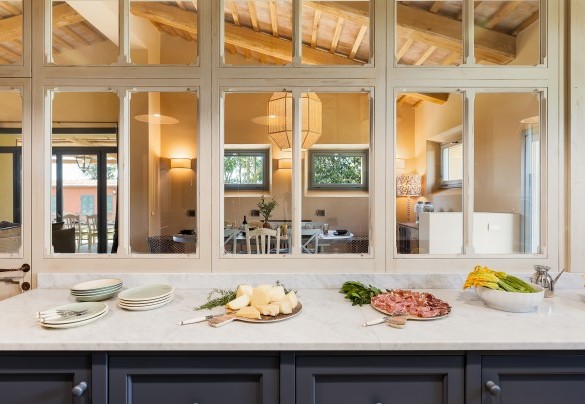 The equipped and accessorised kitchen connected to the large living room with dining area - Casale Ansedonia
