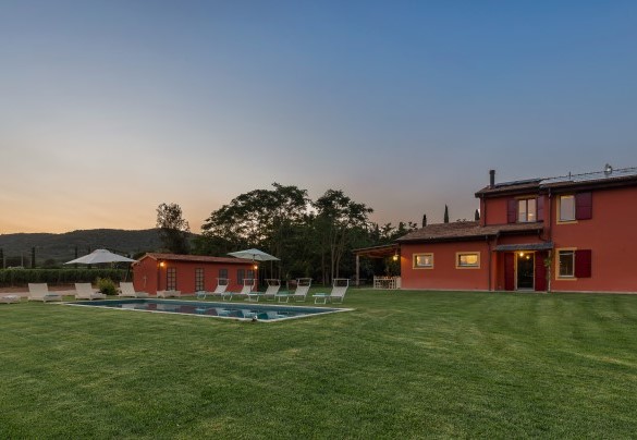 The villa and the annex in the glow of the sunset - Casale Ansedonia