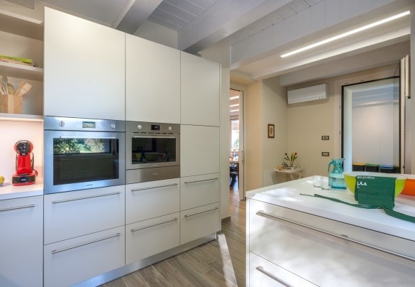 Kitchen with access to the dining room and laundry room - Casale Astralis