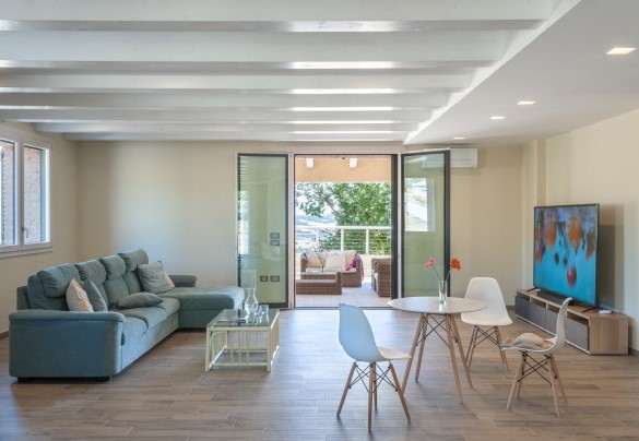 Large living room with pool table and opening onto the porch - Casale Astralis