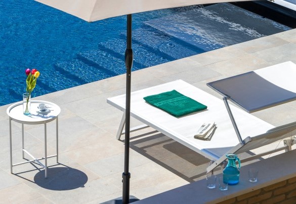 Roman steps to enter the pool - Casale Astralis