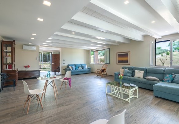 Entrance onto the bright glassed-in living room - Casale Astralis