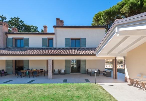 The dining room and living room open onto the porch - Casale Astralis