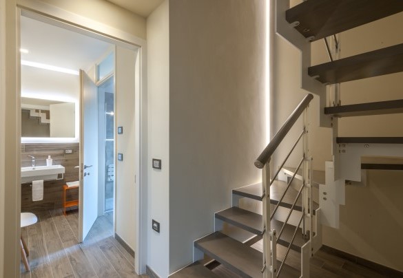 Staircase leading to the top floor and entrance to bathroom n. 4 with shower - Casale Astralis