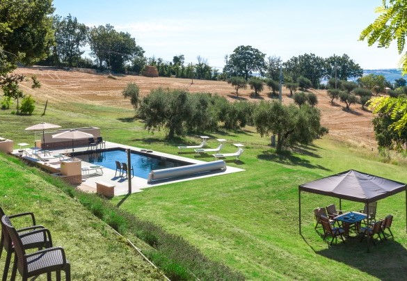 Garden furniture and shaded areas - Casale Astralis