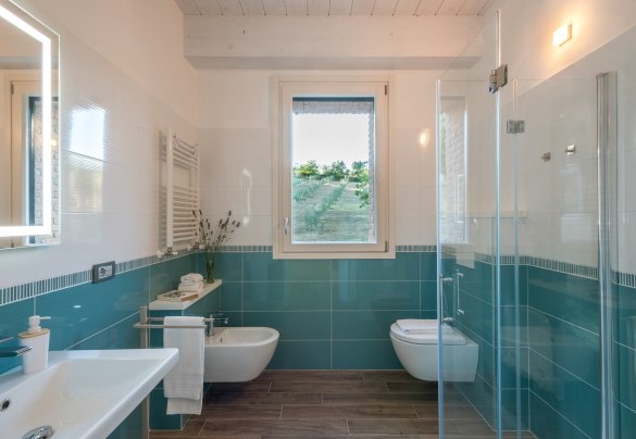 En suite bathroom no. 2 to room no. 3, with shower, first floor - Casale Astralis
