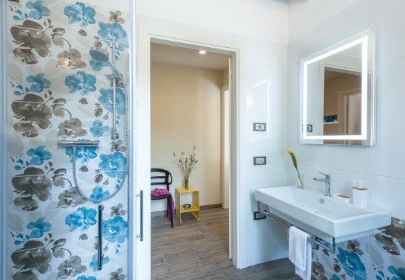 Bathroom no. 1 with shower, ground floor  - Casale Astralis