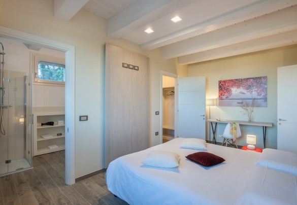 Double room n. 4 with en suite bathroom and walk-in closet, first floor - Casale Astralis