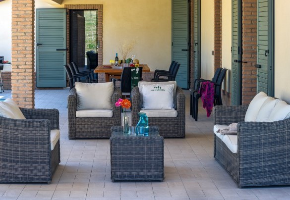 The living room overlooks the outdoor lounge - Casale Astralis