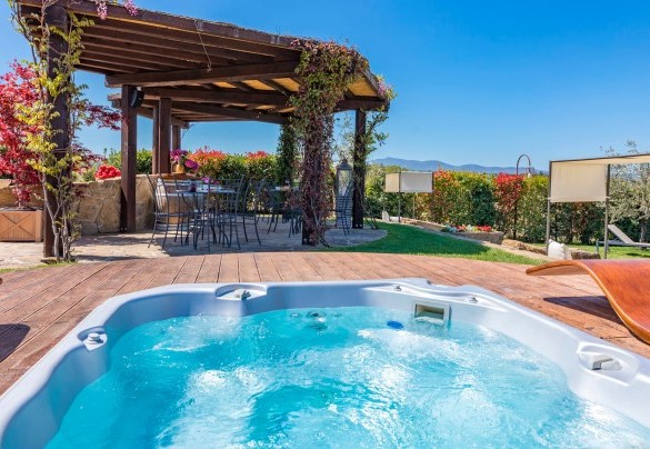 The adjacent hot tub next to the main pool - Casale Bella Vita