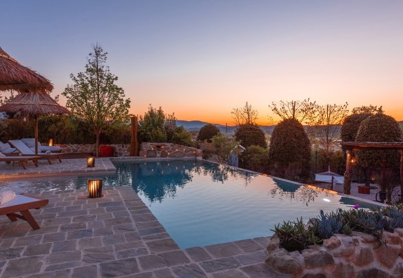 The sunset offers a breathtaking view of the pool - Casale Bella Vita