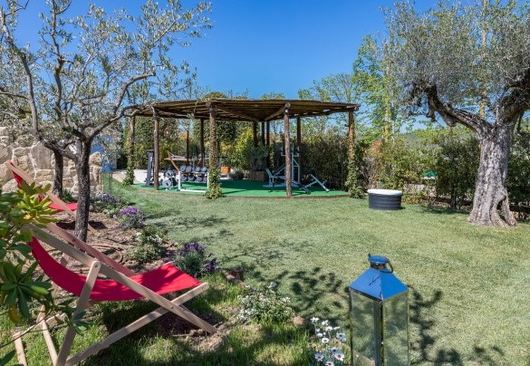 Approximately 3000 square meters of English lawn make up the park - Casale Bella Vita