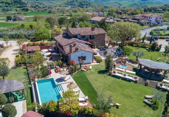 Casale Bella Vita is a splendid and elegant residence situated on a gentle hill - Casale Bella Vita