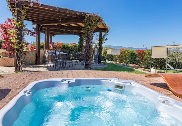 The adjacent hot tub next to the main pool - Casale Bella Vita