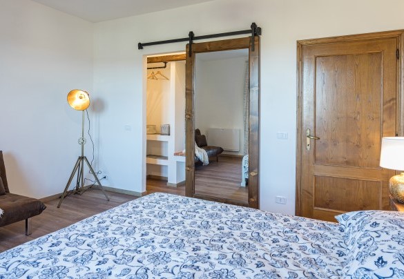 The wonderful master bedroom on the first floor with a terrace - Casale Bella Vita