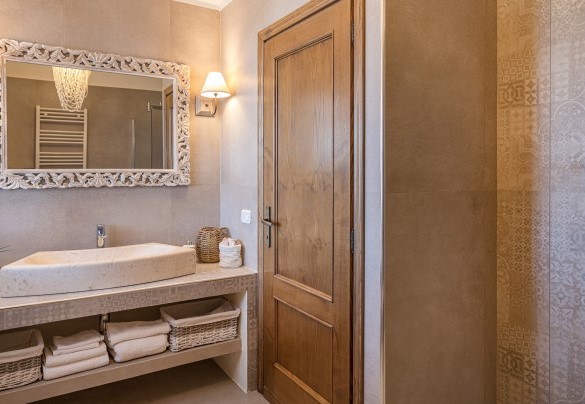 The modern bathroom with a shower on the upper floor - Casale Bella Vita