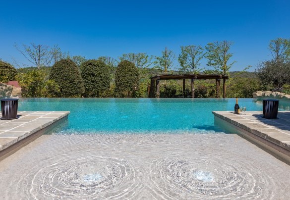 The rectangular pool measures 4 x 10 meters - Casale Bella Vita