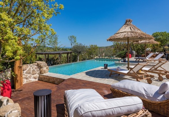 The pool is equipped with a cold-water shower - Casale Bella Vita