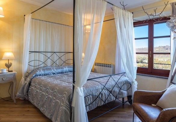The master bedroom with a canopy bed - Casale Bella Vita
