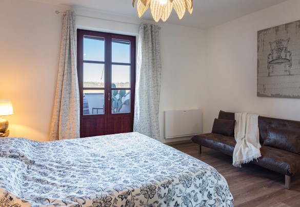 The wonderful master bedroom on the first floor with a terrace - Casale Bella Vita