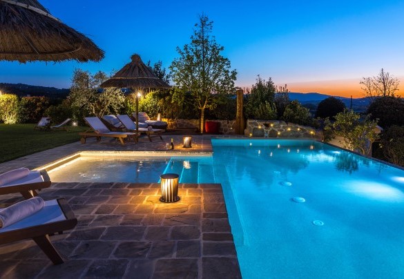 The sunset offers a breathtaking view of the pool - Casale Bella Vita