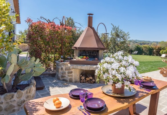 The outdoor kitchen with a built-in barbecue - Casale Bella Vita