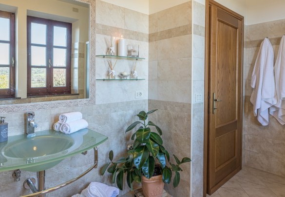 The unique-style bathroom on the ground floor with a shower - Casale Bella Vita 