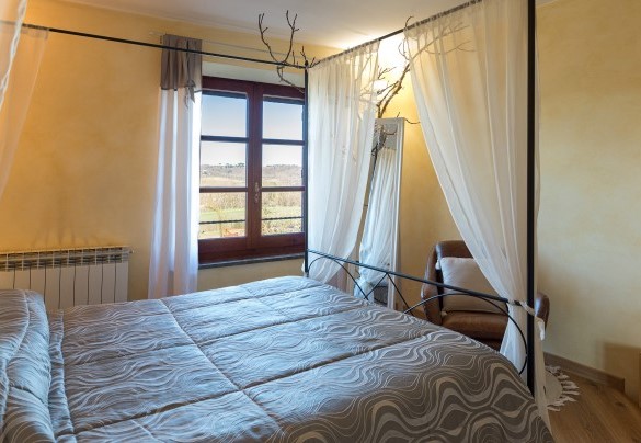 The master bedroom with a canopy bed - Casale Bella Vita