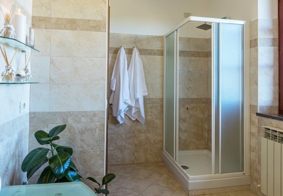 The unique-style bathroom on the ground floor with a shower - Casale Bella Vita 