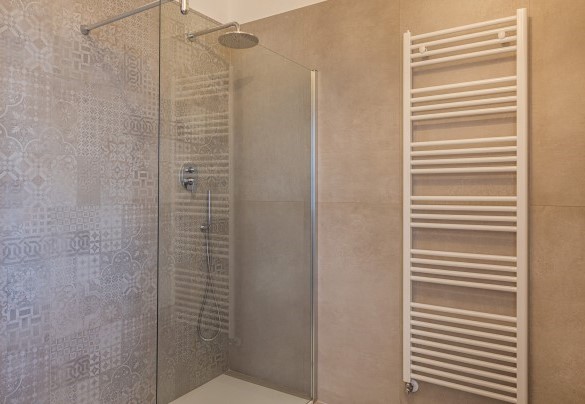 The modern bathroom with a shower on the upper floor - Casale Bella Vita