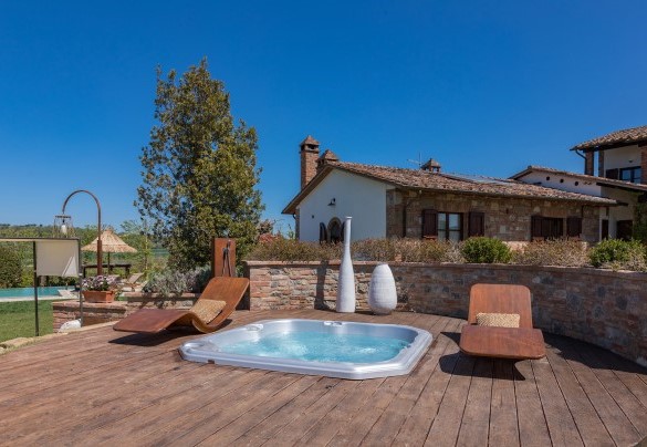 The hot tub is nestled in the wood - Casale Bella Vita