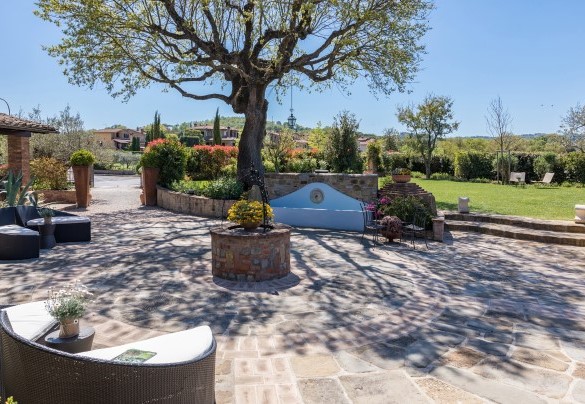 The central square with an ornamental well - Casale Bella Vita
