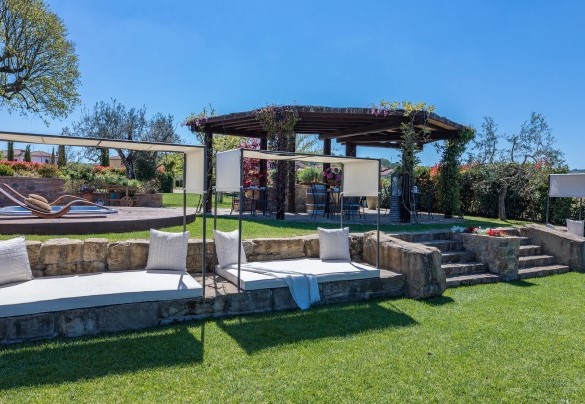 Several relaxation areas are scattered throughout the garden - Casale Bella Vita
