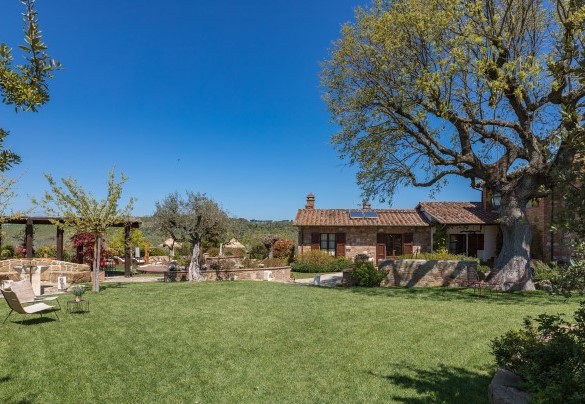 Approximately 3000 square meters of English lawn make up the park - Casale Bella Vita