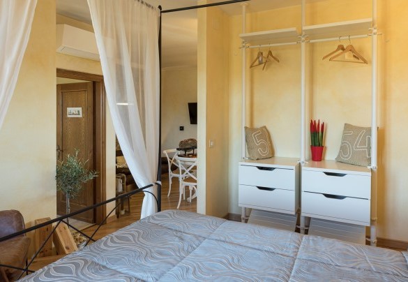 The master bedroom with a canopy bed - Casale Bella Vita