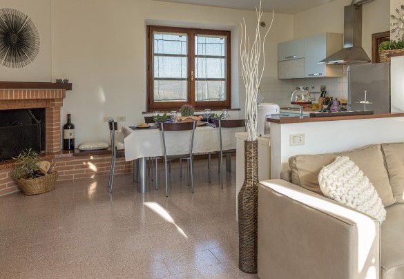The living area on the ground floor with a fireplace - Casale Bella Vita