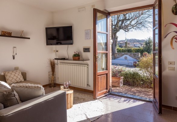The living area on the ground floor with a fireplace - Casale Bella Vita