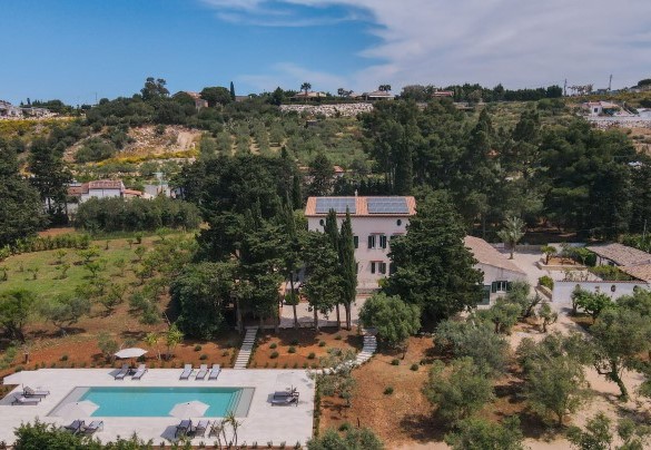 La piscina dista circa 100 m dalla villa – Casale Buccellato