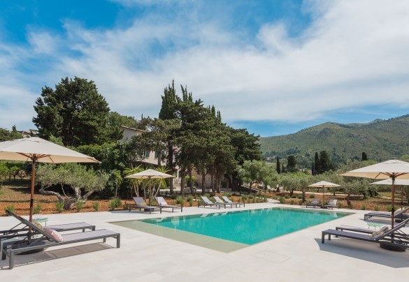 La grande piscina a sfioro misura 15 x 6 m ed è profonda 1,40 m – Casale Buccellato