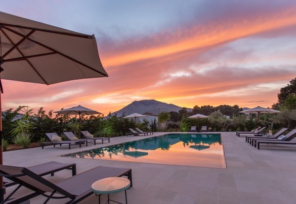 La piscina al tramonto – Casale Buccellato