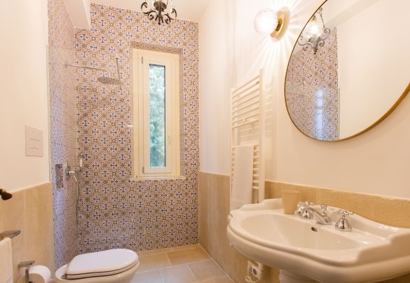 Il bagno con doccia en suite della camera da letto matrimoniale n.5 – Casale Buccellato
