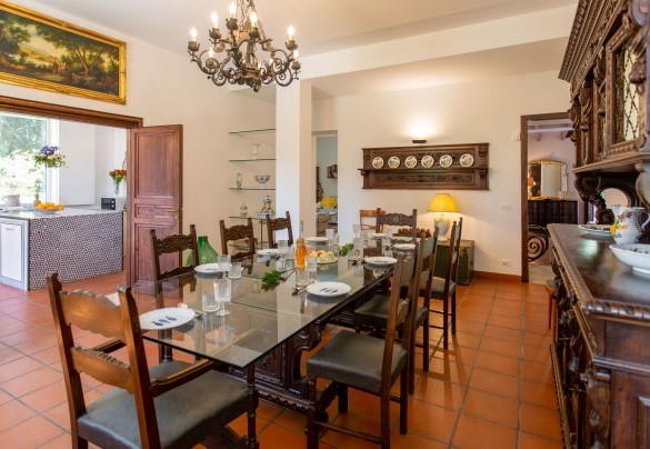 L’imponente sala da pranzo è collegata alla cucina – Casale Buccellato