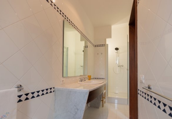 Il bagno con doccia en suite alla camera matrimoniale n.3 
